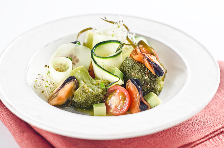 Ensalada con brotes, algas y mejillones