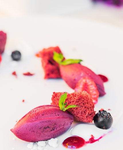 Sorbete de fresas, frambuesas y umeboshi