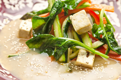 Verduras como en wok con jengibre y su jugo